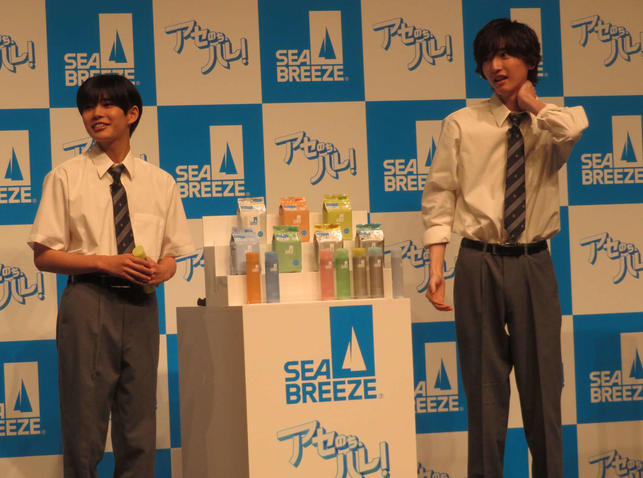 シーブリーズを首につけるなにわ男子道枝駿佑（右）と長尾謙杜（撮影・横山慧）