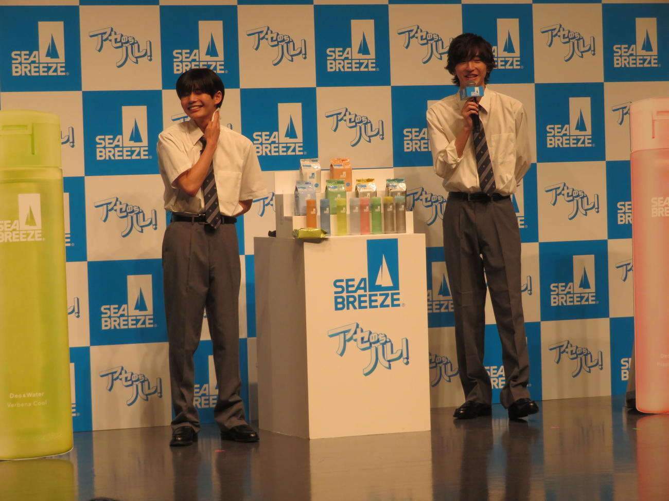 シーブリーズのシートを使うなにわ男子長尾謙杜（左）と道枝駿佑（撮影・横山慧）