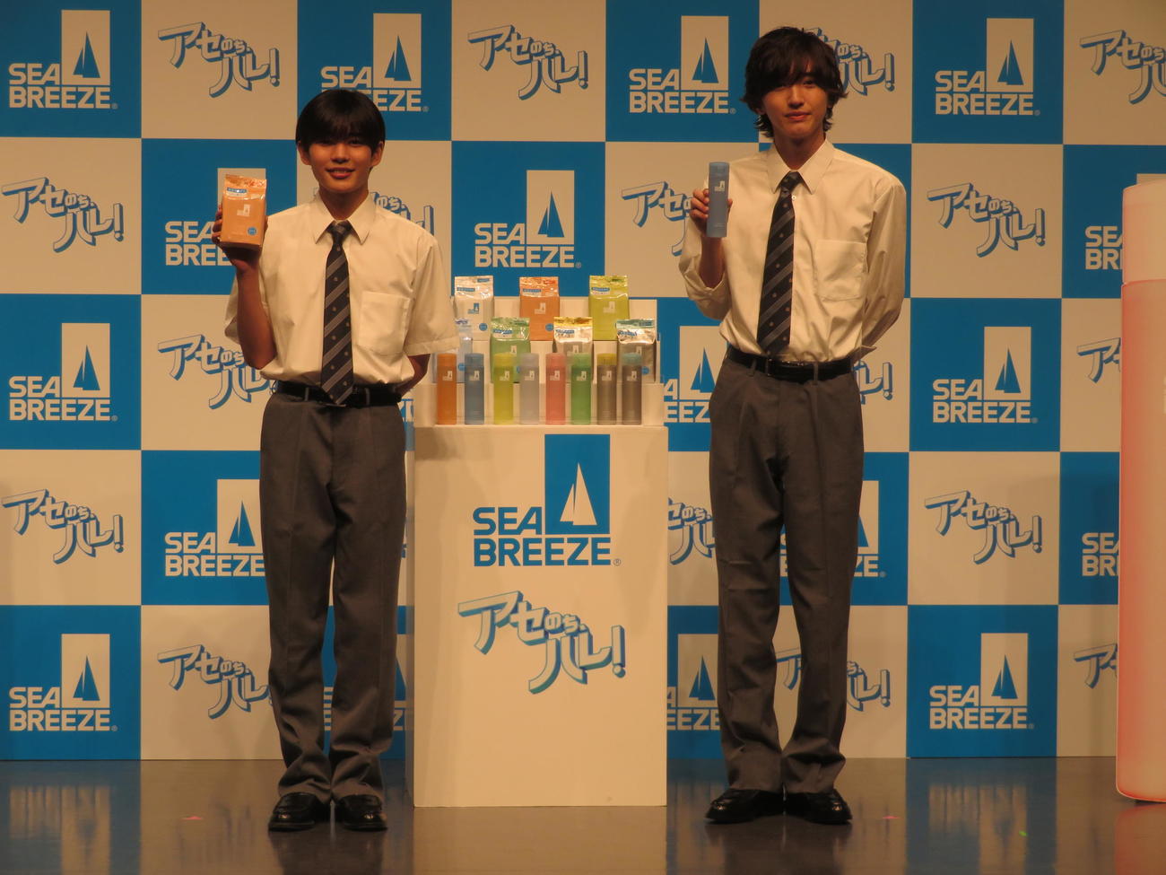 シーブリーズの新CMに出演するなにわ男子長尾謙杜（左）と道枝駿佑（撮影・横山慧）
