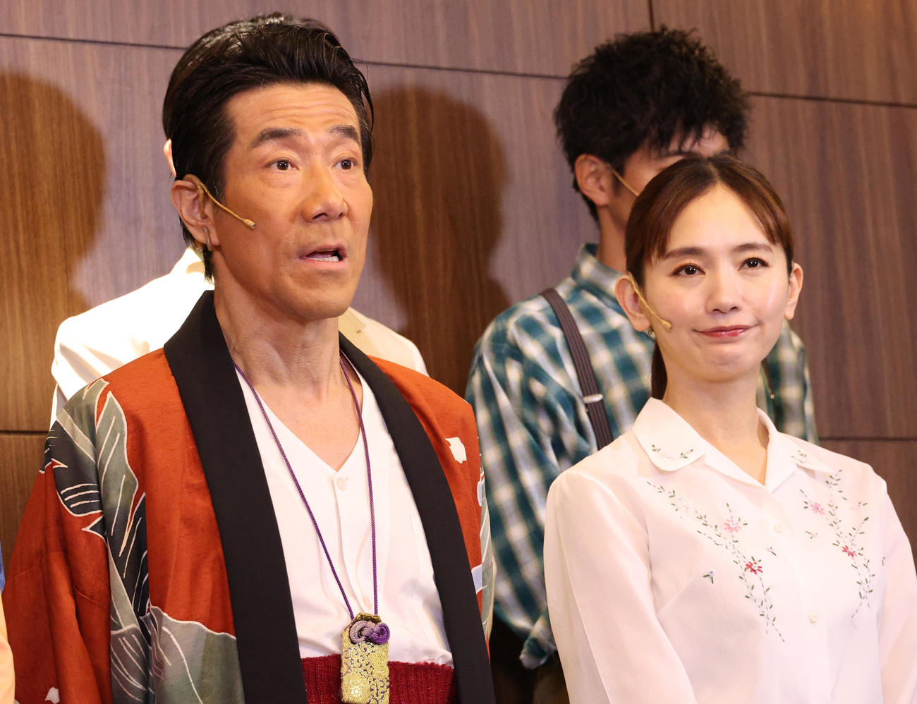舞台「歌うシャイロック」初日前あいさつをする岸谷五朗（左）と中村ゆり（撮影・中島郁夫）