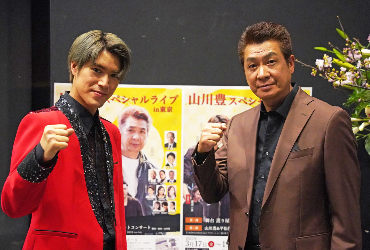 取材に応じた山川豊（右）と平松賢人（撮影・佐藤勝亮）