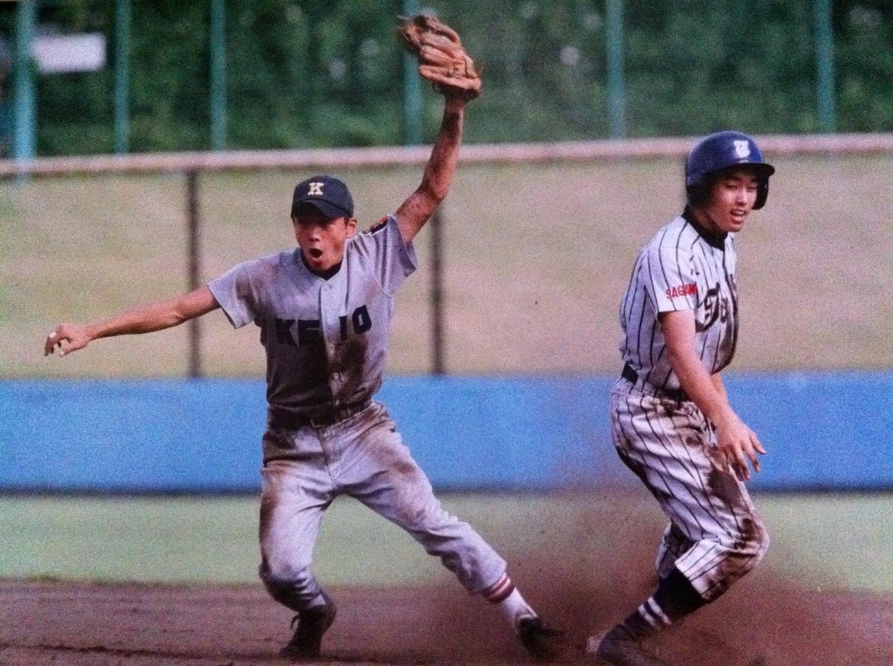 慶応高校野球部時代の井上貴博アナウンサー（左）（本人提供）