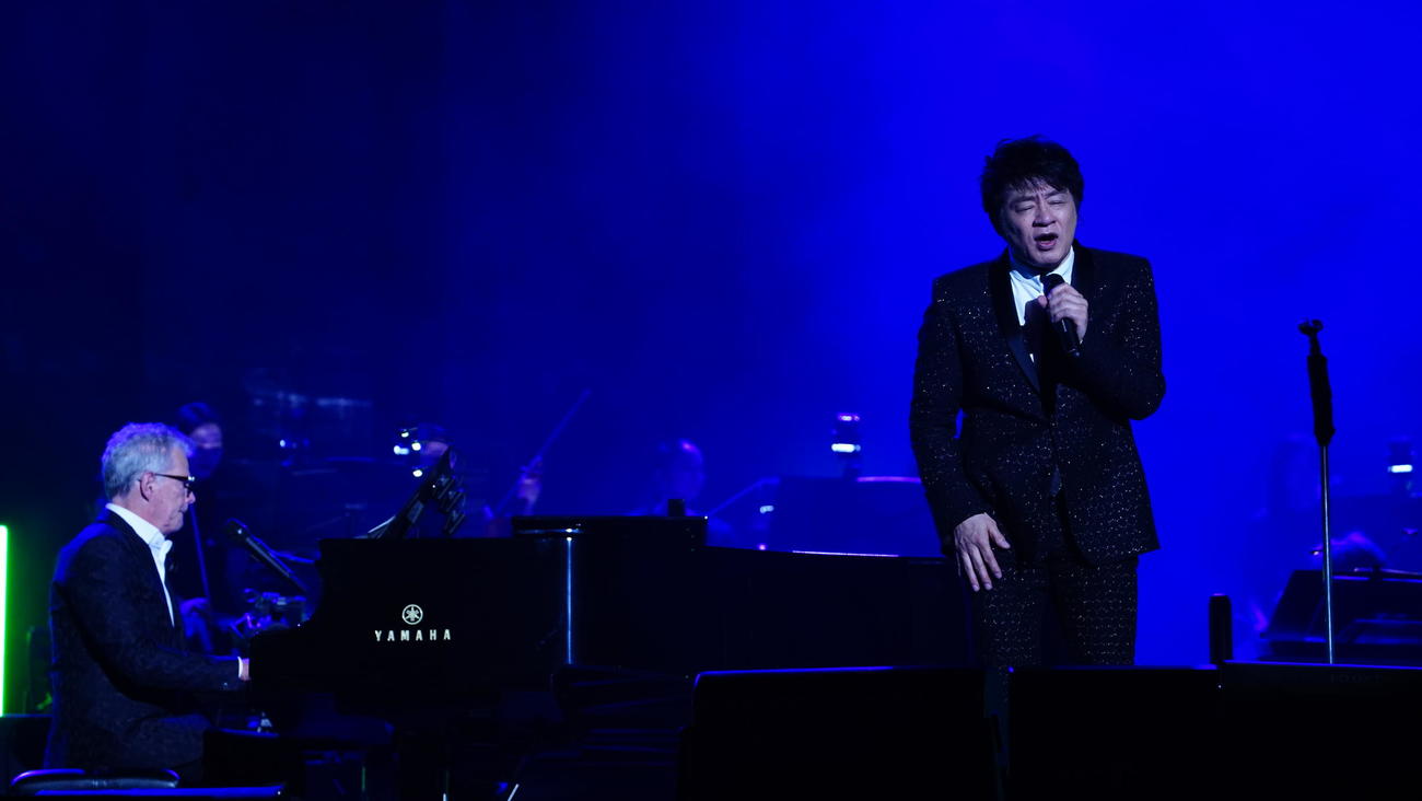 デビッド・フォスター（左）のピアノで歌うASKA