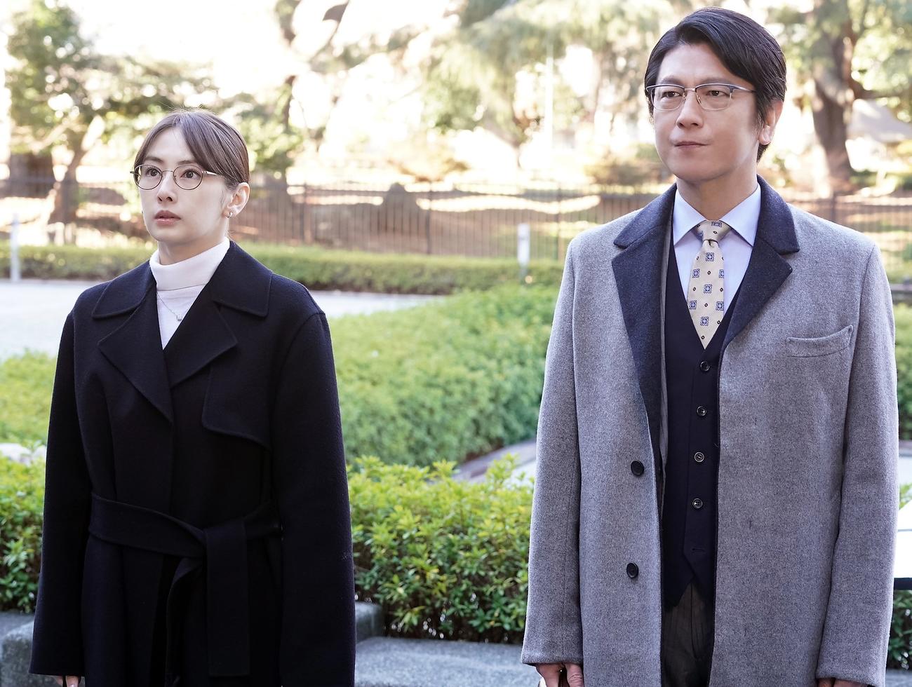 「女神の教室～リーガル青春白書～」に出演する北川景子、及川光博（C）フジテレビ