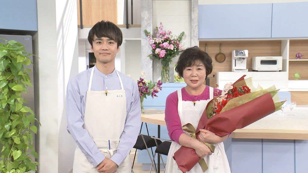 日本テレビ系料理番組「キューピー　3分クッキンング」の講師を卒業する田口成子さん（右）とアシスタントの川畑一志アナウンサー