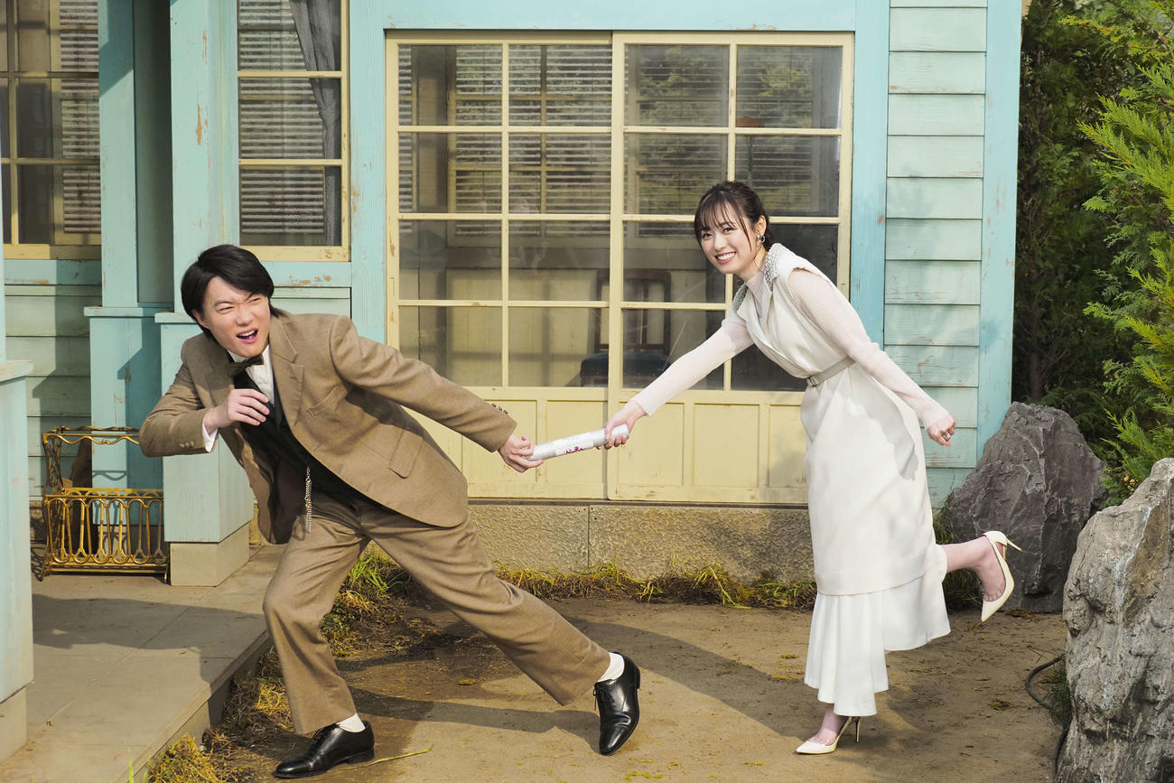 NHK連続テレビ小説のバトンタッチセレモニーを行った「らんまん」主演の神木隆之介（左）「舞いあがれ！」ヒロイン福原遥