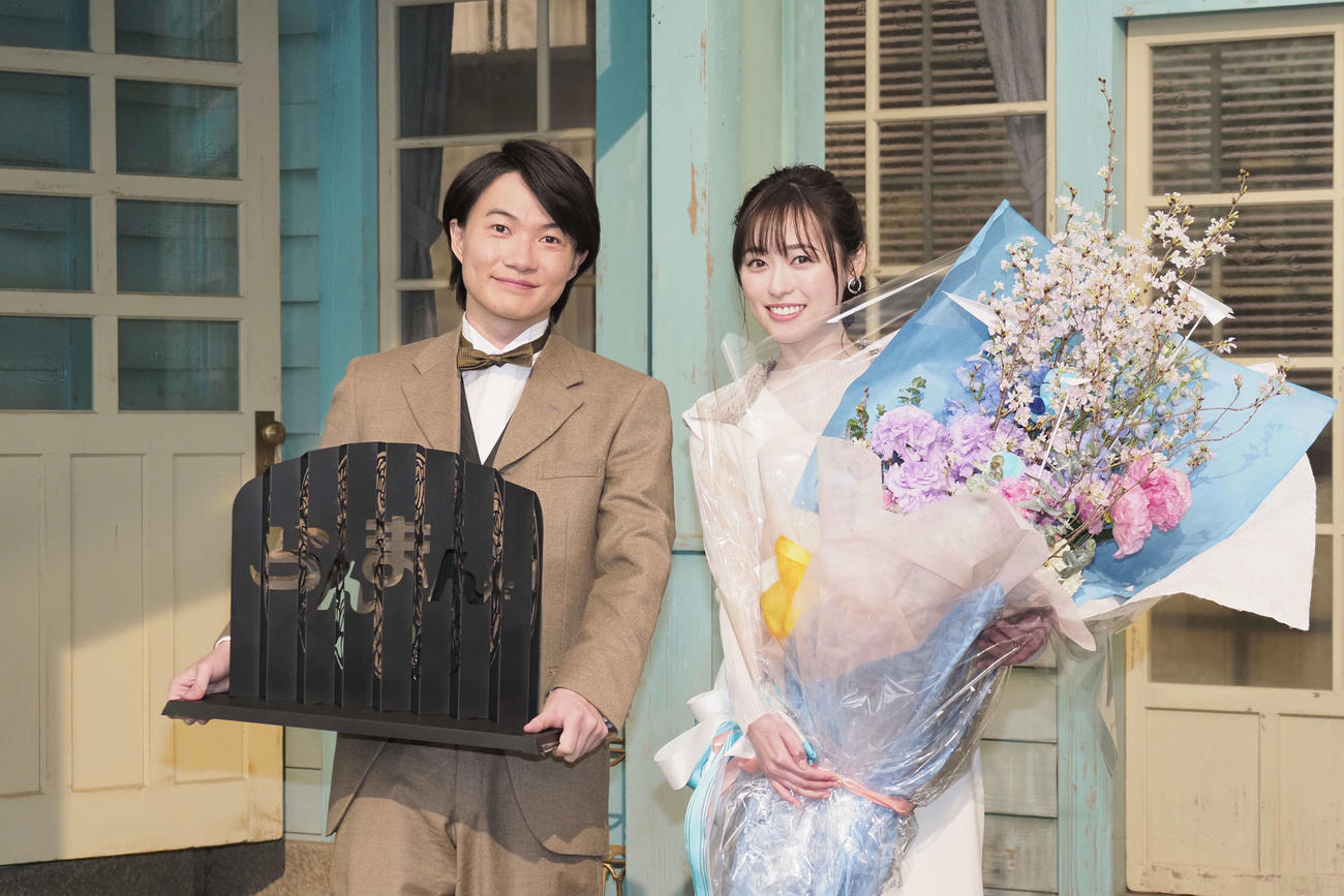 NHK連続テレビ小説のバトンタッチセレモニーでプレゼント交換した「らんまん」主演の神木隆之介（左）「舞いあがれ！」ヒロイン福原遥