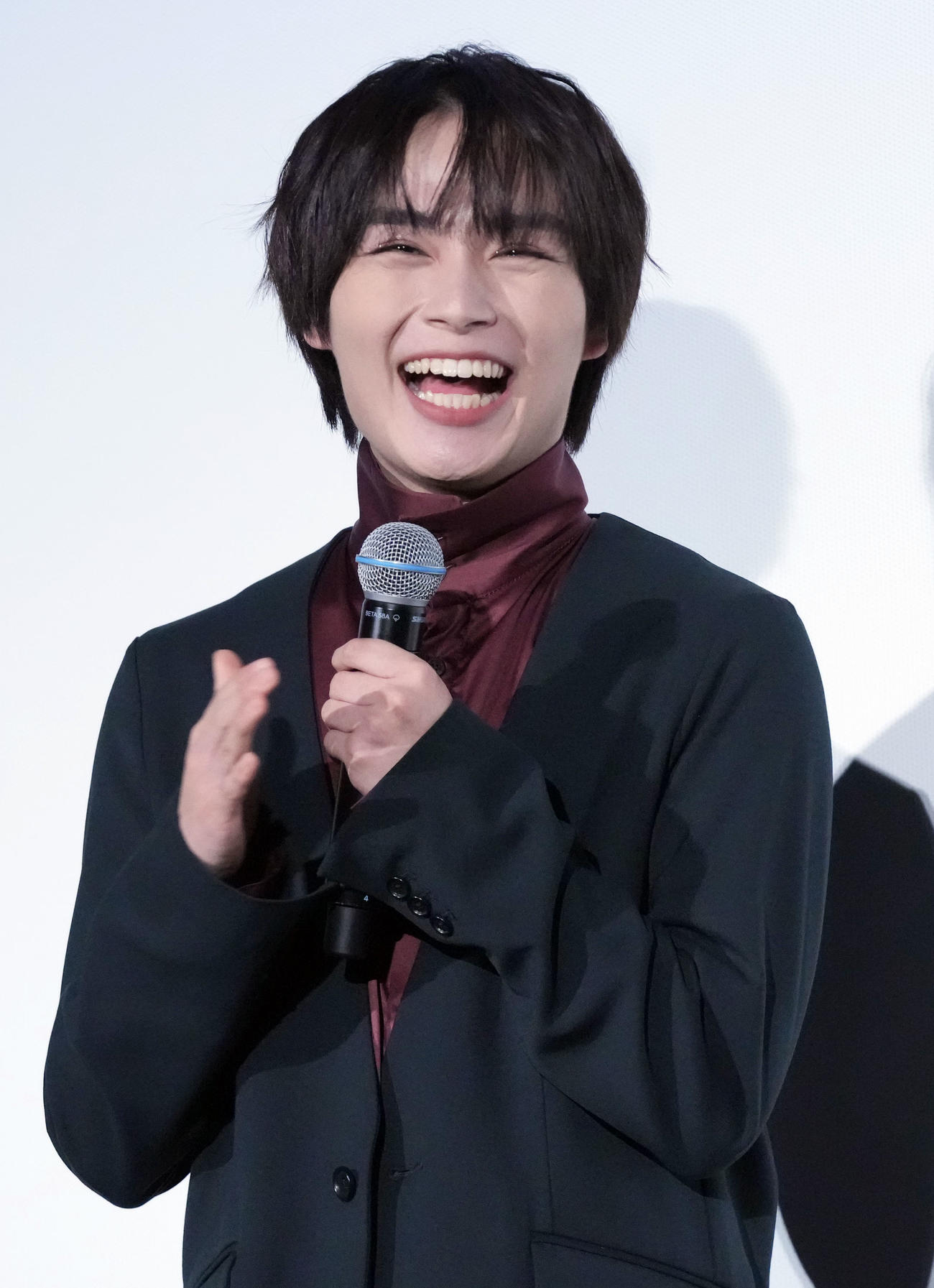 映画「わたしの幸せな結婚」の初日舞台あいさつで笑顔を見せるなにわ男子の大西流星（撮影・狩俣裕三）
