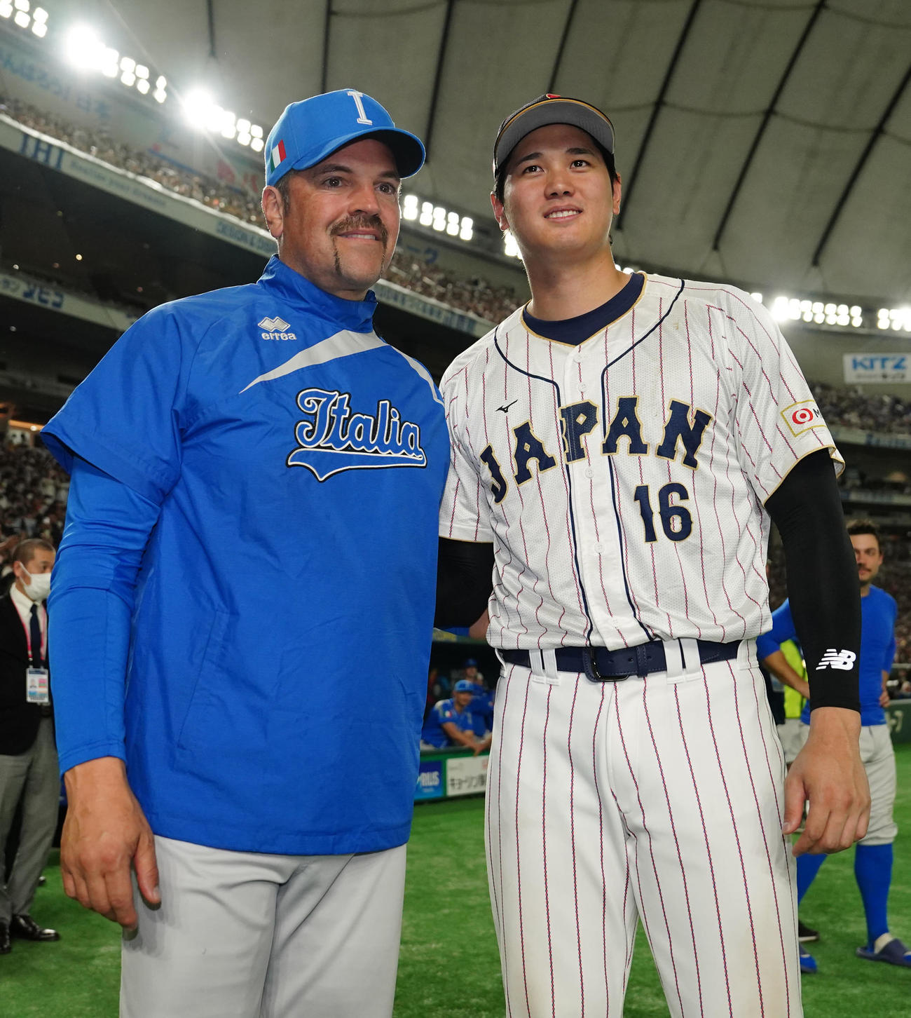 日本対イタリア　試合後、イタリア代表ピアザ監督（左）と写真に納まる大谷（撮影・江口和貴）