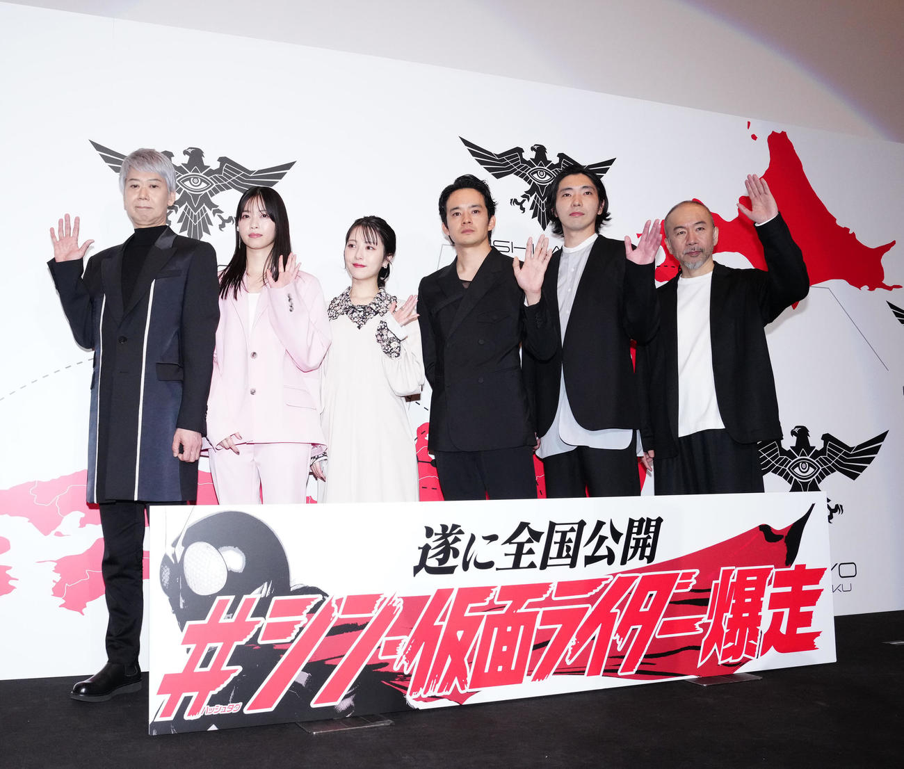 映画「シン・仮面ライダー」全国最速公開記念舞台あいさつで写真に納まる池松壮亮（左から4人目）ら出演者。左から手塚とおる、西野七瀬、浜辺美波、1人おいて柄本佑、塚本晋也（撮影・江口和貴）