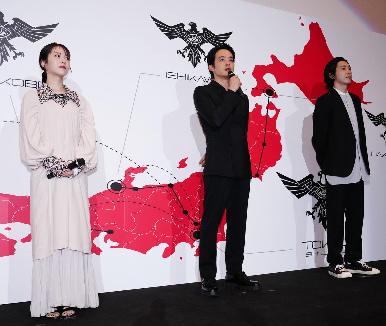 映画「シン・仮面ライダー」全国最速公開記念舞台あいさつに臨む池松壮亮（中央）ら。左は浜辺美波、右は柄本佑（撮影・江口和貴）