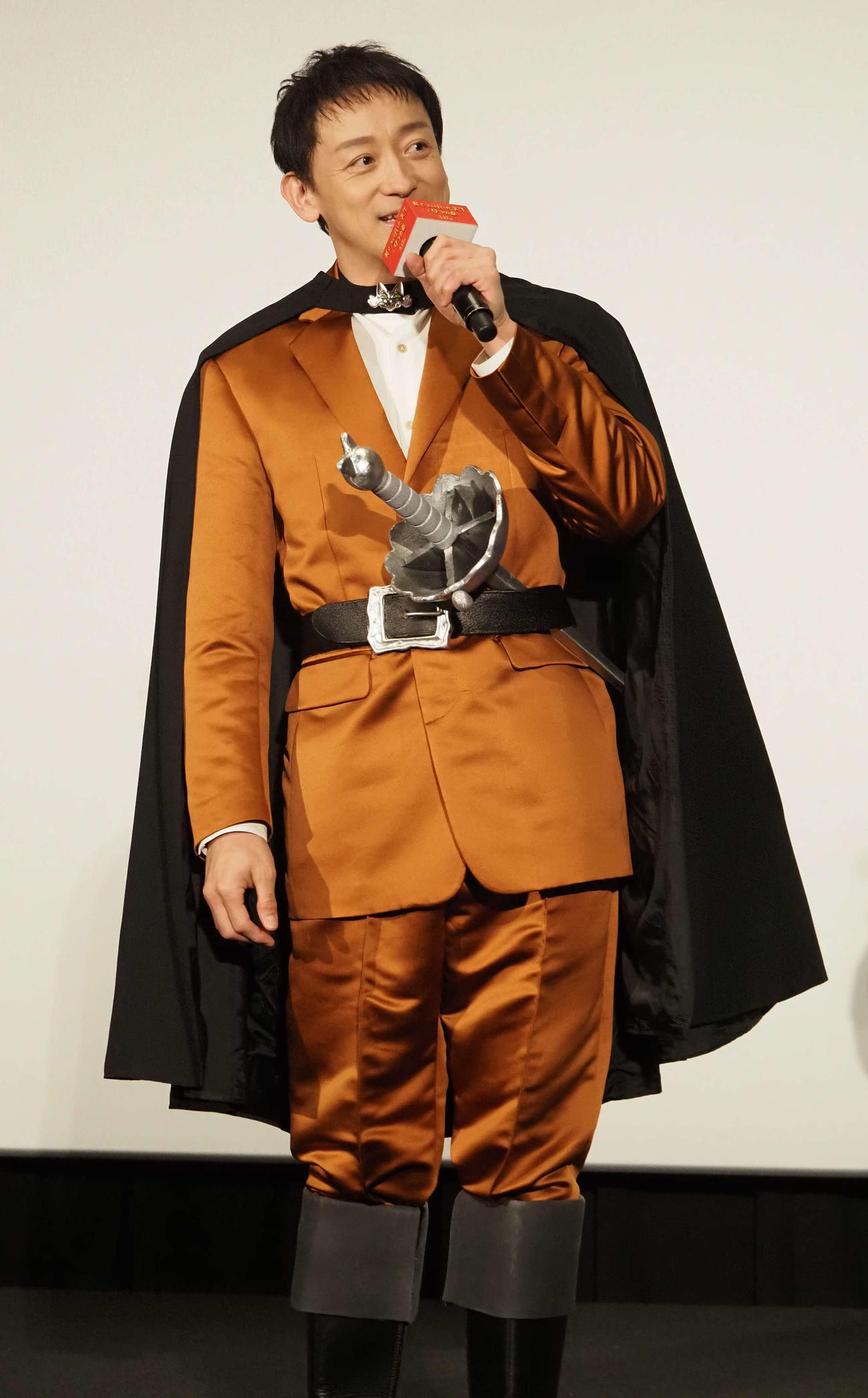 声優を務めたプス風の衣装で登場した山本耕史（撮影・遠藤尚子）
