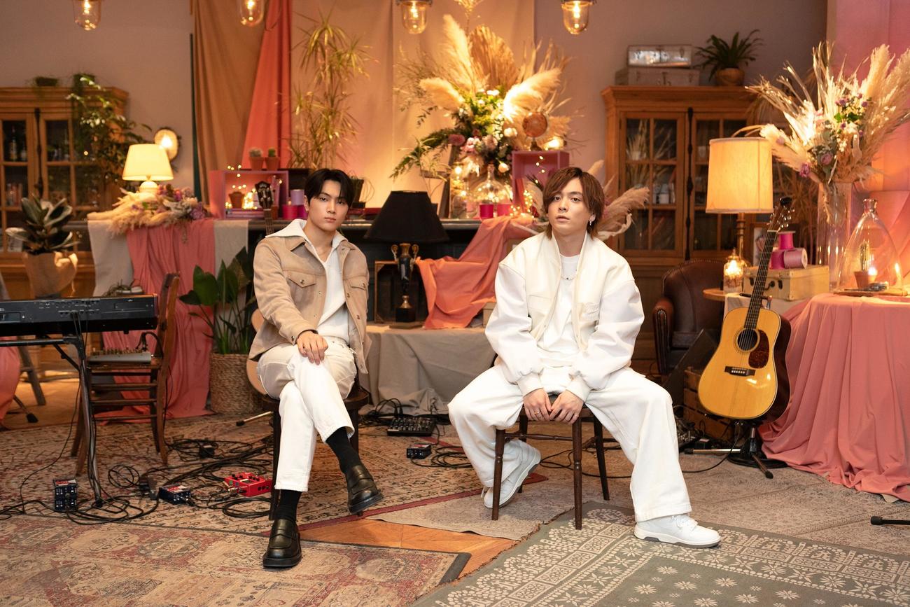 ENHYPEN（エンハイプン）のJAY（左）と優里（P）＆（C）　BELIFT LAB Inc．