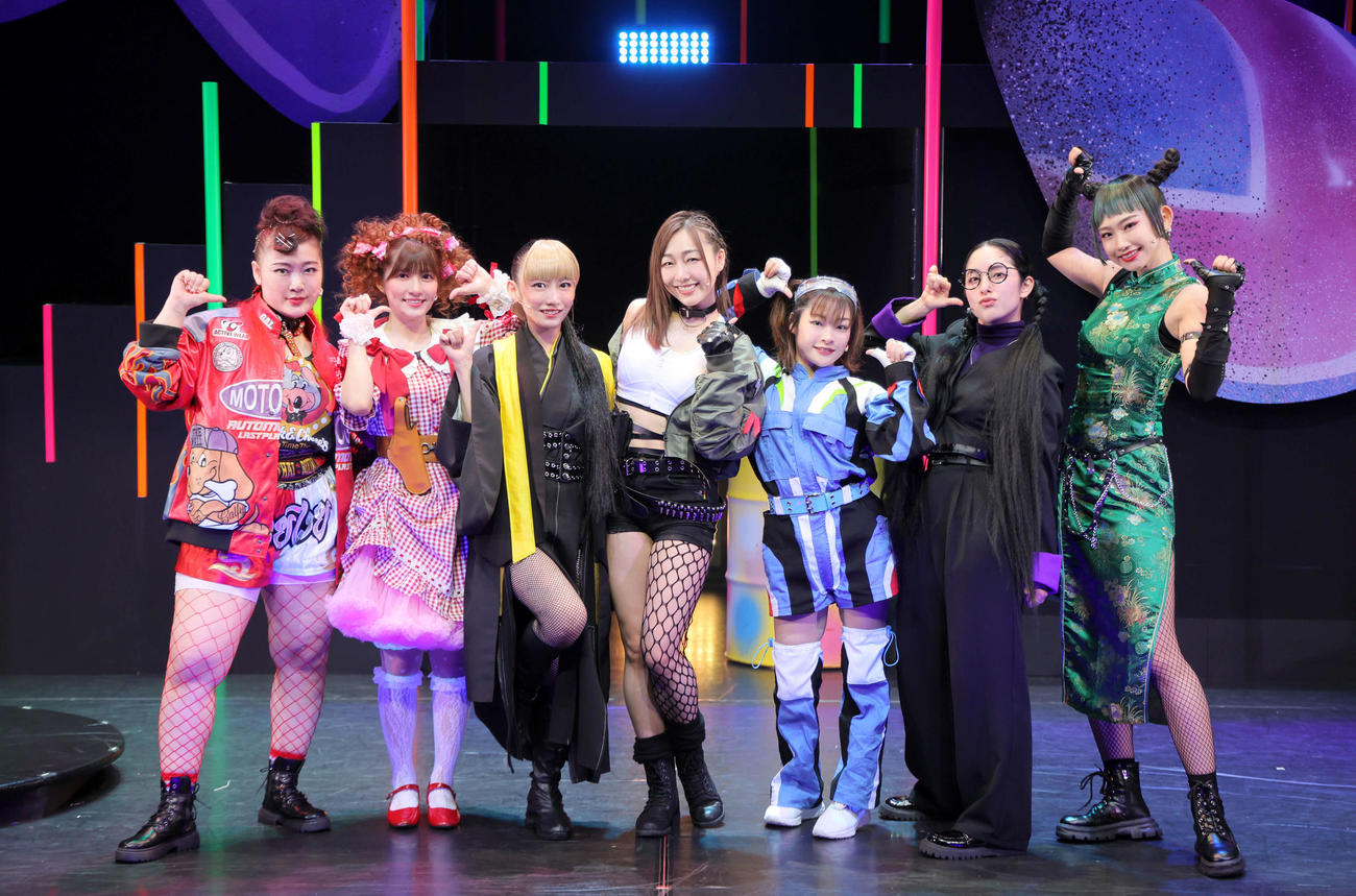 須田亜香里（中央）ら舞台「Bumblebee7」の出演者たち