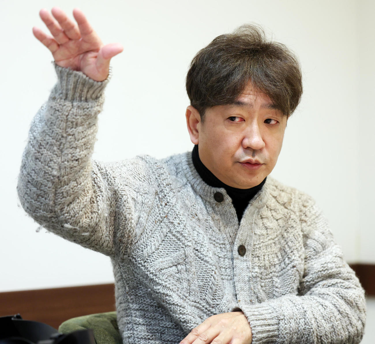 インタビューに応じる放送作家の小西マサテル氏