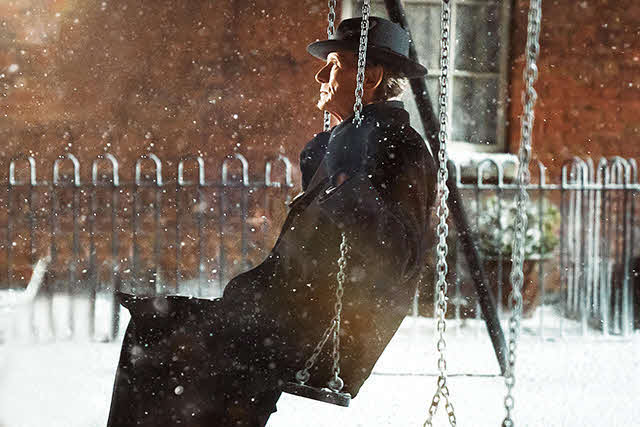 「生きる　LIVING」の1場面　（C）Number9Films Living Limited