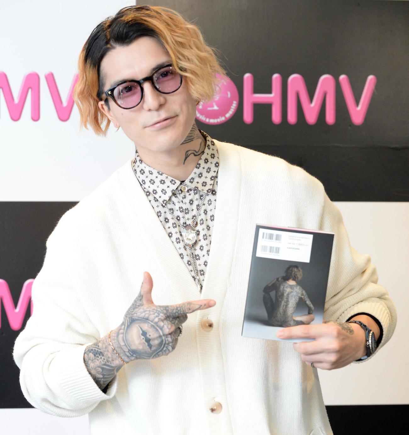 「DJふぉい　ソロ初書籍『＃チラ裏』発売記念イベント」に登場するDJふぉい（撮影・高橋洋平）