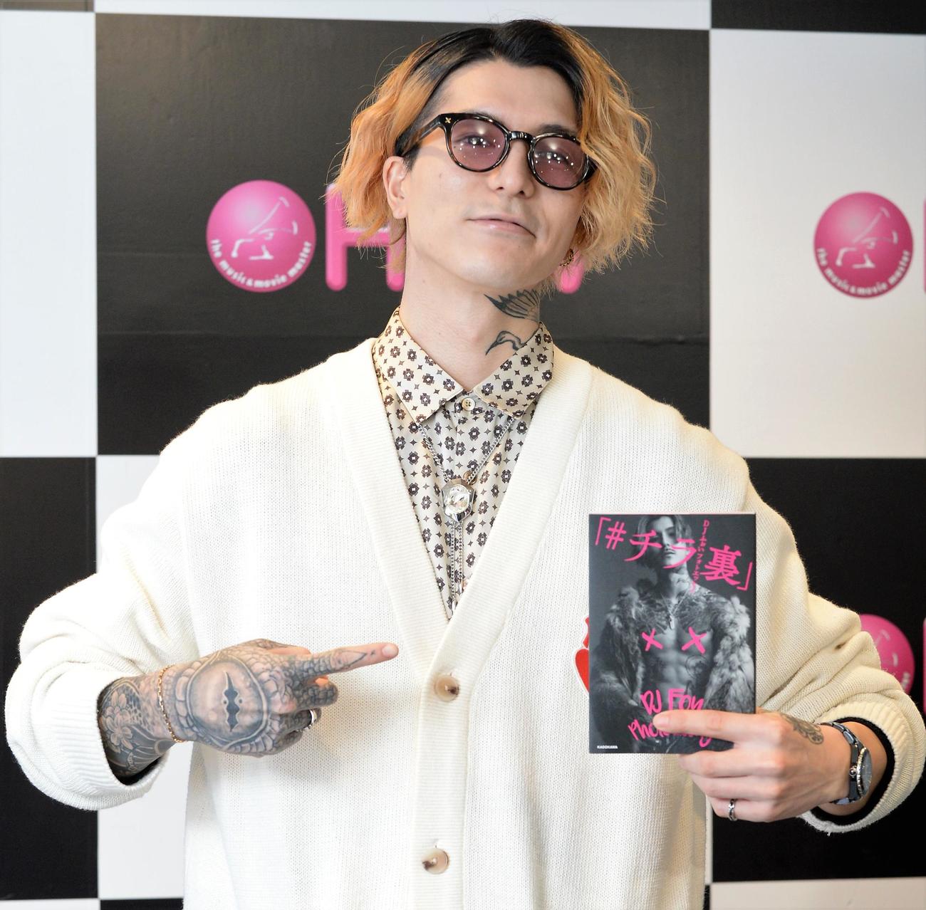 「DJふぉい　ソロ初書籍『＃チラ裏』発売記念イベント」に登場するDJふぉい（撮影・高橋洋平）