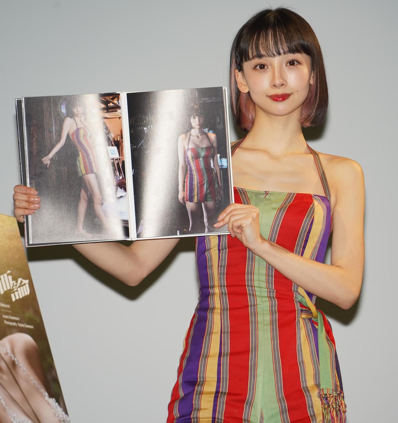 写真集「真価論」のイベントに出席した華村あすか（撮影・佐藤勝亮）