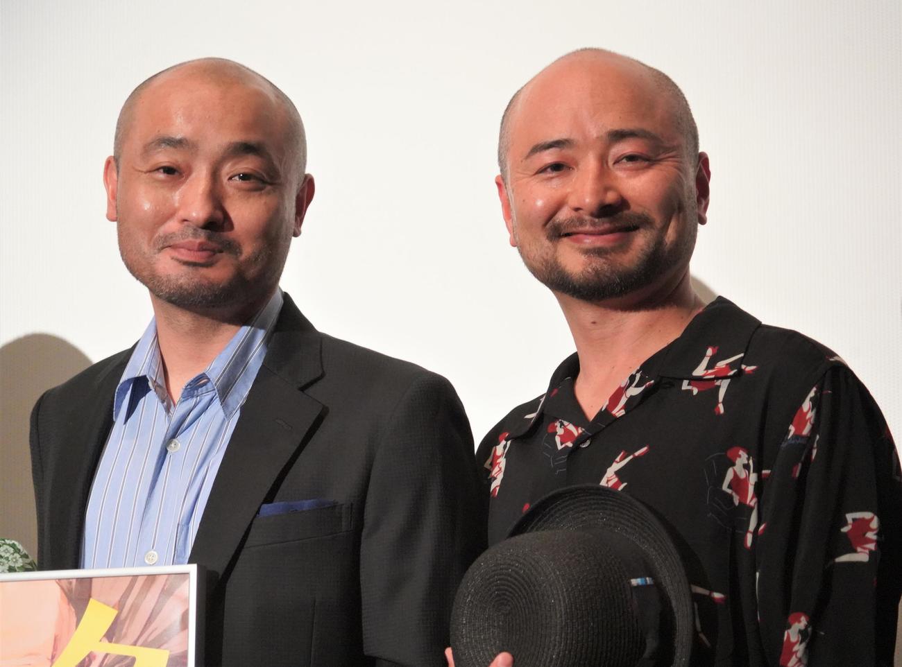 映画「クモとサルの家族」の初日舞台あいさつに出席した宇野祥平（左）とお笑いコンビどぶろっく江口直人（撮影・佐藤成）