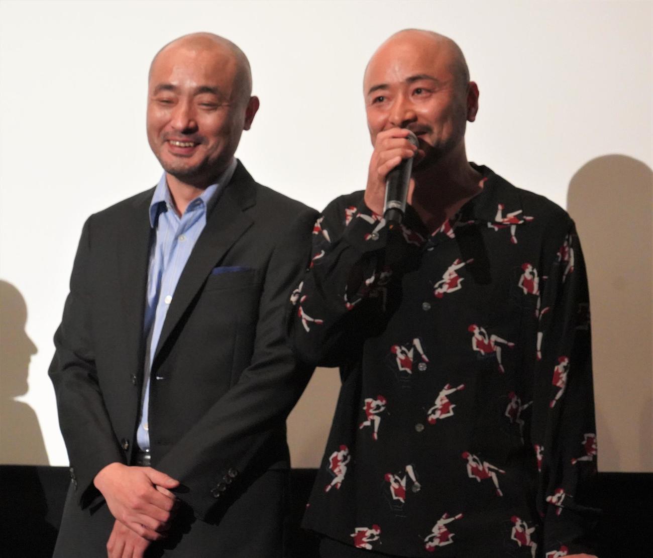 映画「クモとサルの家族」の初日舞台あいさつに出席した宇野祥平（左）とお笑いコンビどぶろっく江口直人（撮影・佐藤成）