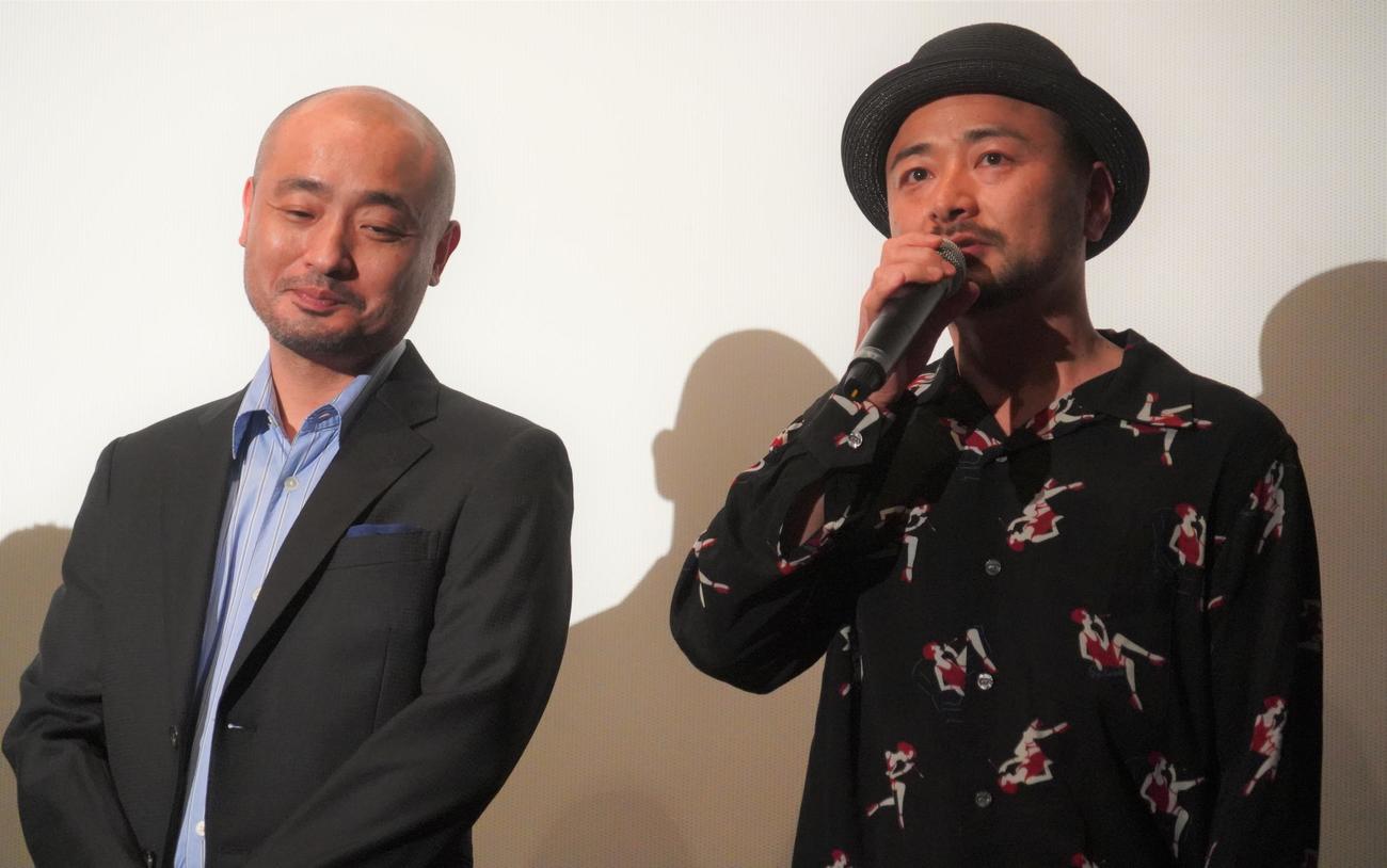 映画「クモとサルの家族」の初日舞台あいさつに出席した宇野祥平（左）とお笑いコンビどぶろっく江口直人（撮影・佐藤成）