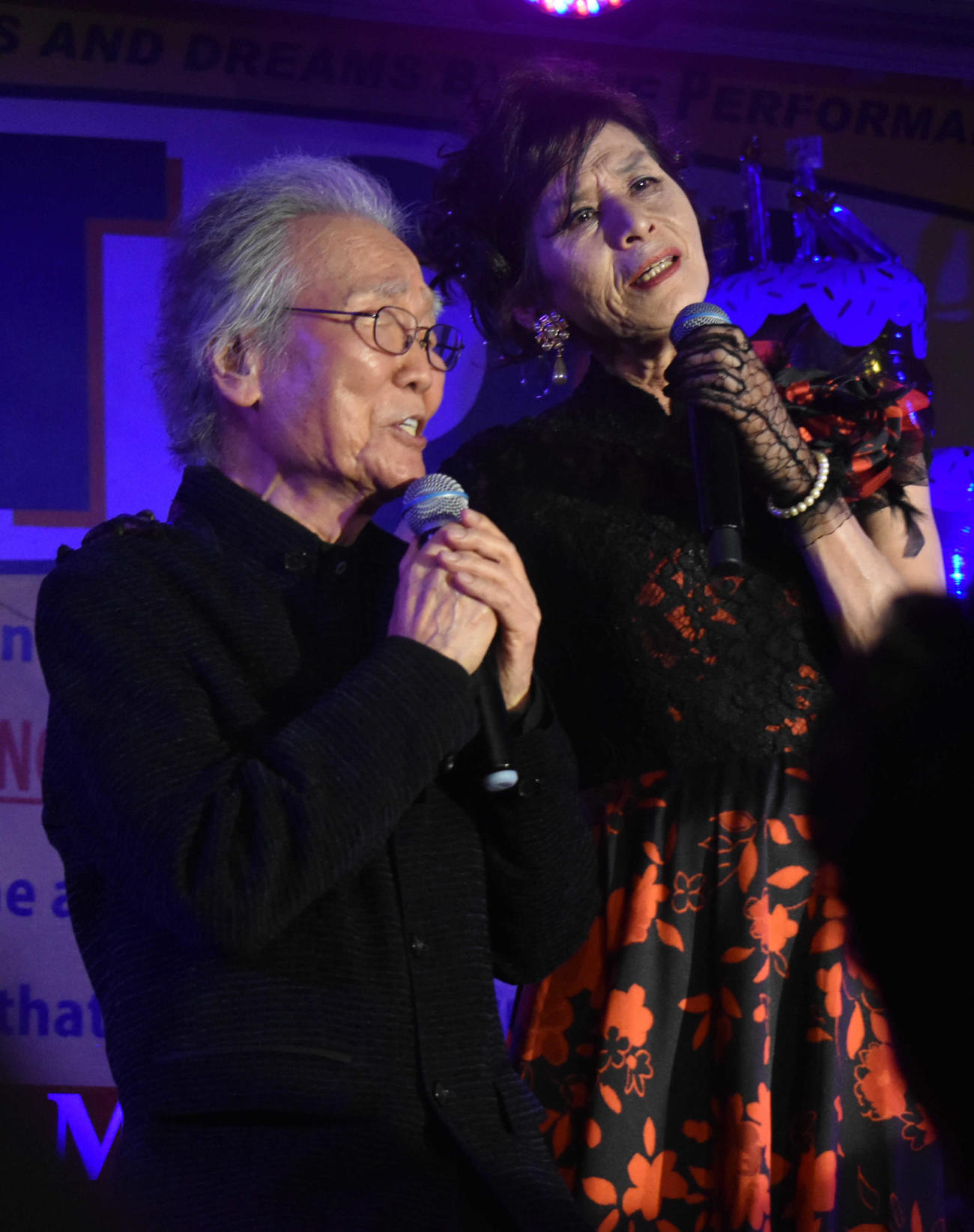 エミ小堺（右）のバースデーライブにゲスト出演した菅原洋一