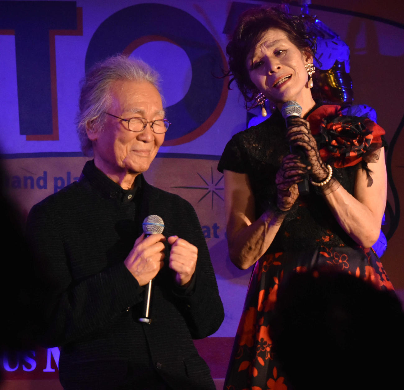 エミ小堺（右）のバースデーライブにゲスト出演した菅原洋一