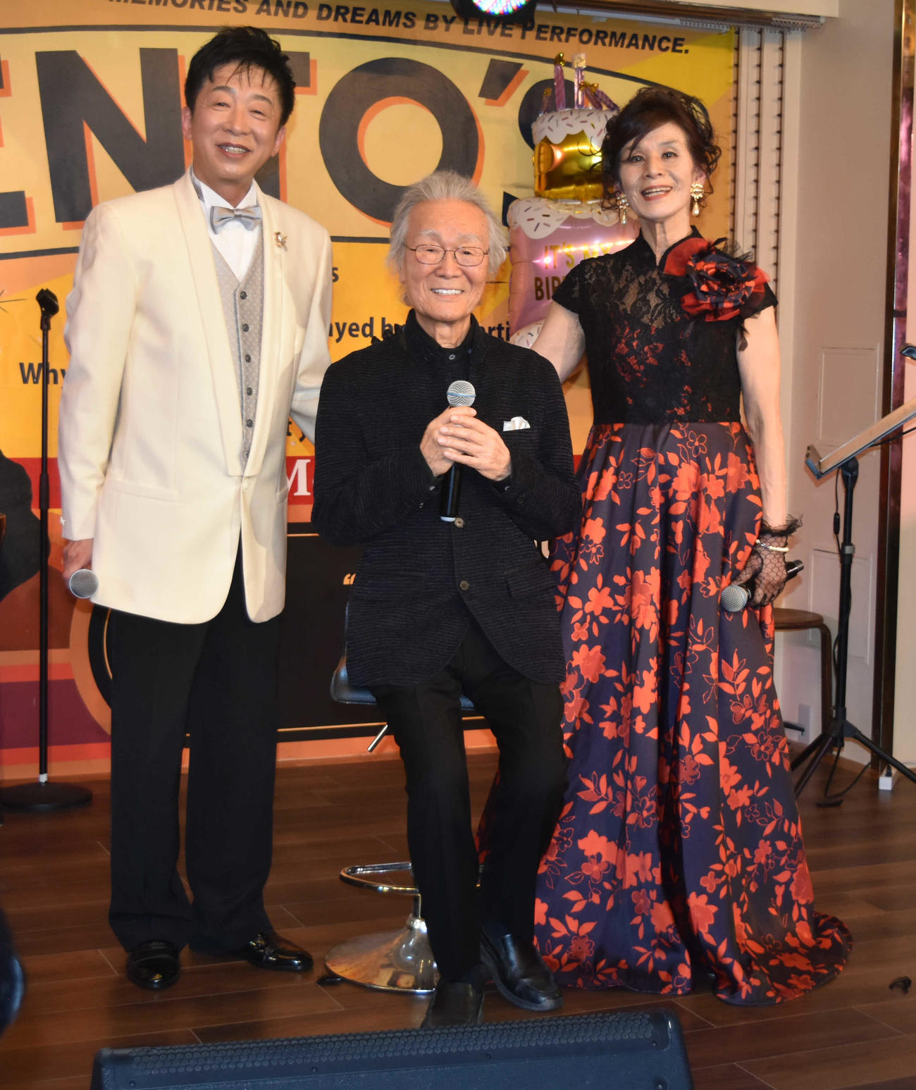 バースデーライブを開催したエミ小堺（右）と、左からMCの合田道人、ゲスト出演した菅原洋一