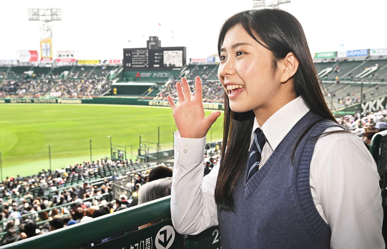 甲子園球場を訪れた「センバツ応援イメージキャラクター」の久慈愛