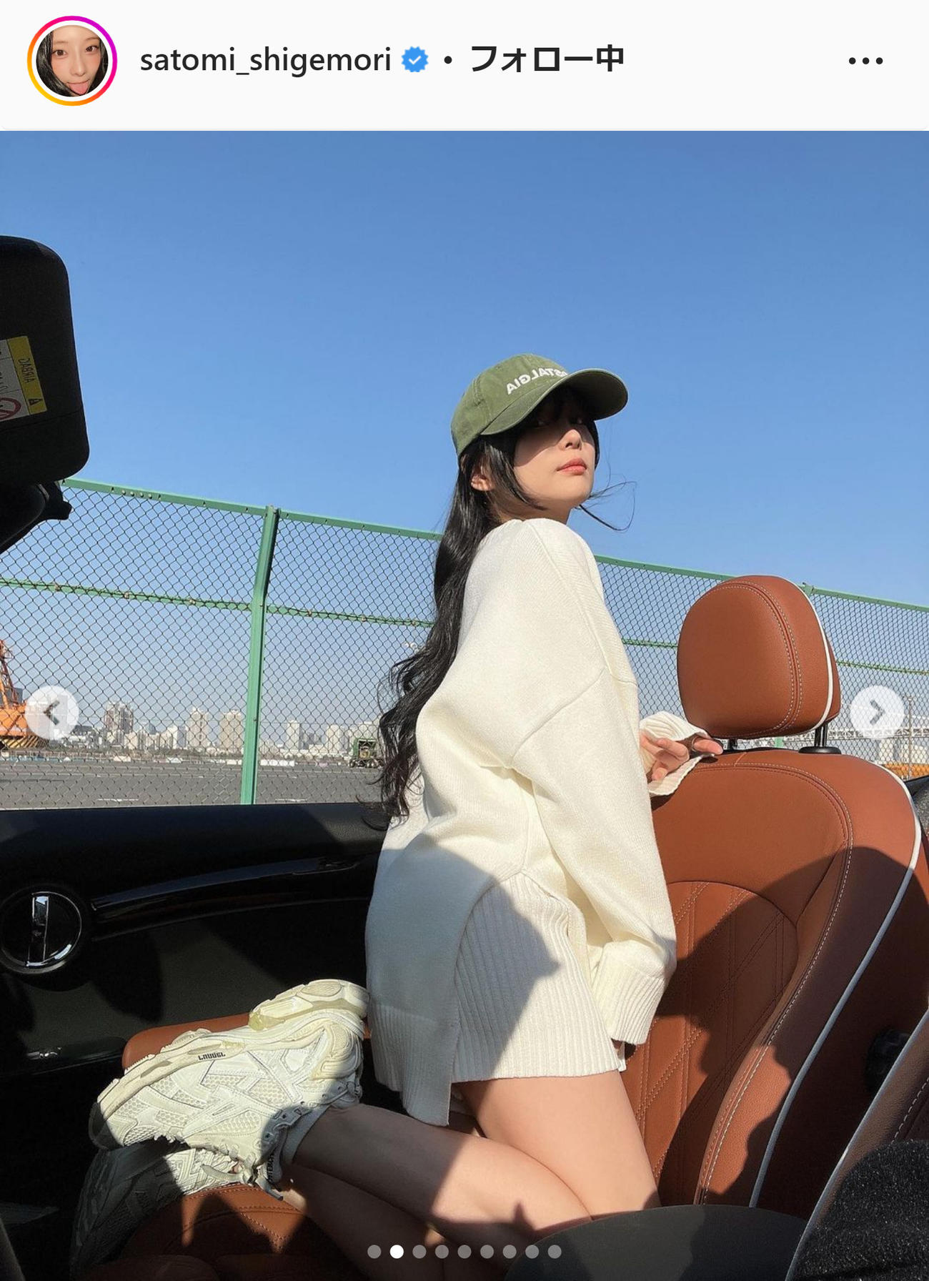 車に乗って美脚を披露する重盛さと美（インスタグラムから）