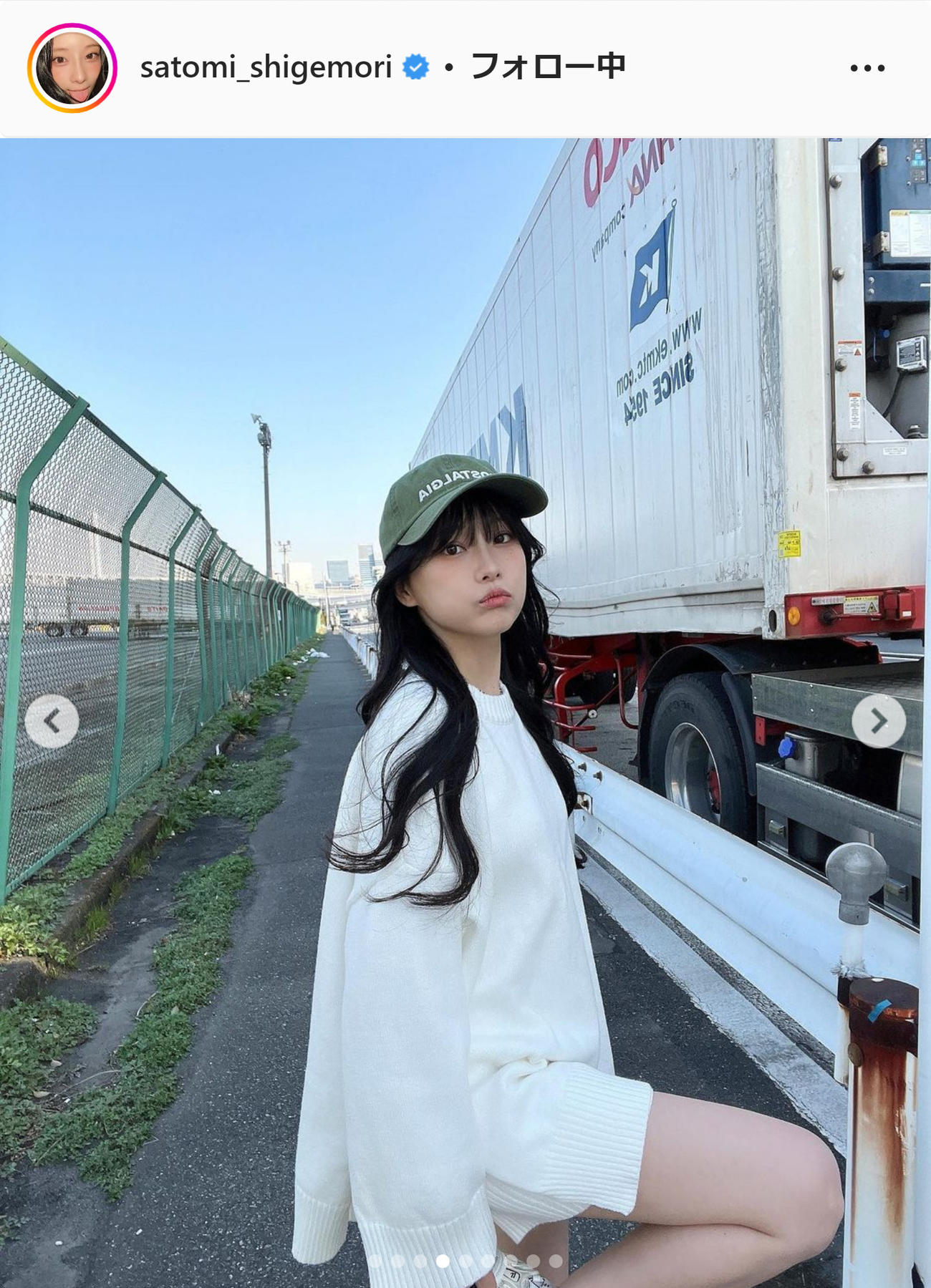 美脚を披露する重盛さと美（インスタグラムから）