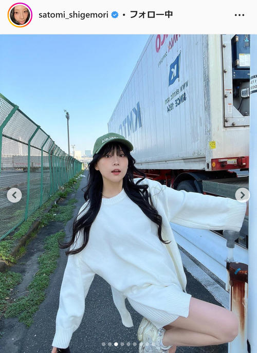 重盛さと美が白ニットから色白美脚のぞかせるショット公開「久々足だし
