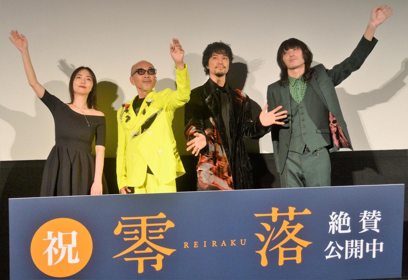 映画「雫落」公開記念舞台あいさつに登壇する、左からMEGUMI、竹中直人監督、斎藤工、志磨遼平