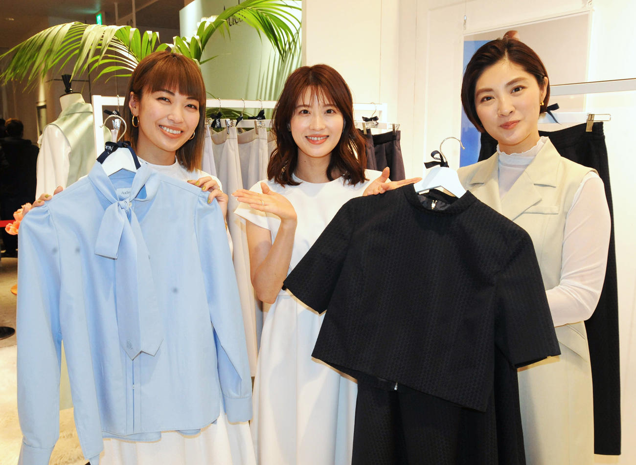 日本テレビのアパレル事業「Audire」の初ポップアップストアオープン記念トークショーを行った、左からスタイリストの小山田早織氏、日本テレビの郡司恭子アナウンサー、岩本乃蒼アナウンサー（撮影・松尾幸之介）