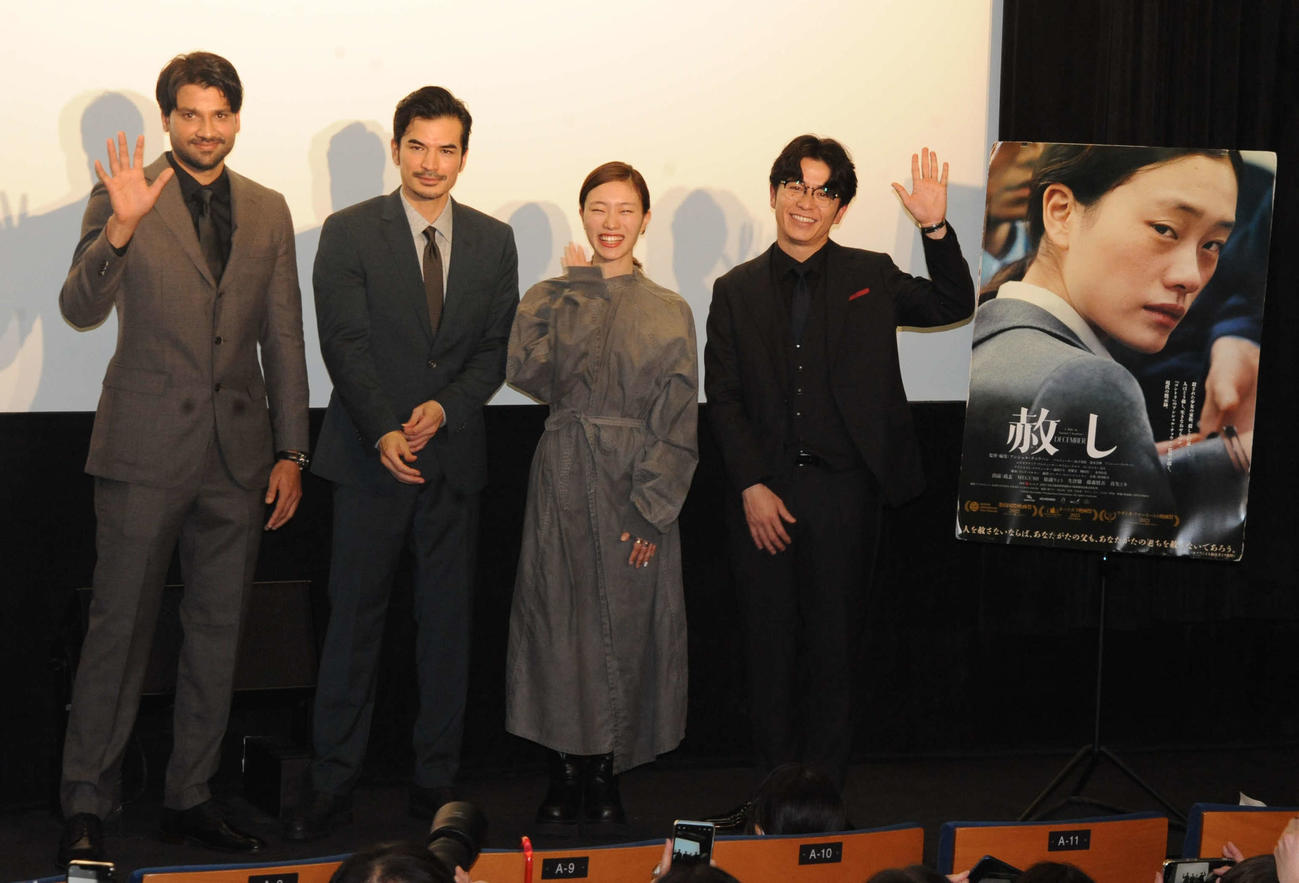 映画「赦し」の初日舞台あいさつに出席した、左からアンシュル・チョウハン監督、尚玄、松浦りょう、藤森慎吾（撮影・松尾幸之介）