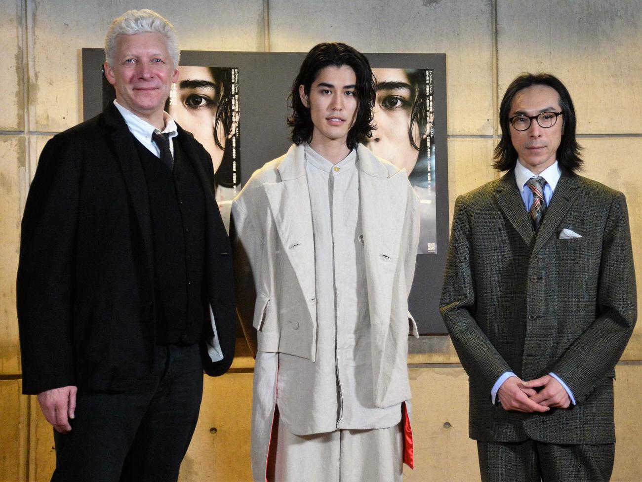 「カスパー」の公開稽古前の取材会に登場する、左からウィル・タケット、寛一郎、首藤康之（撮影・高橋洋平）