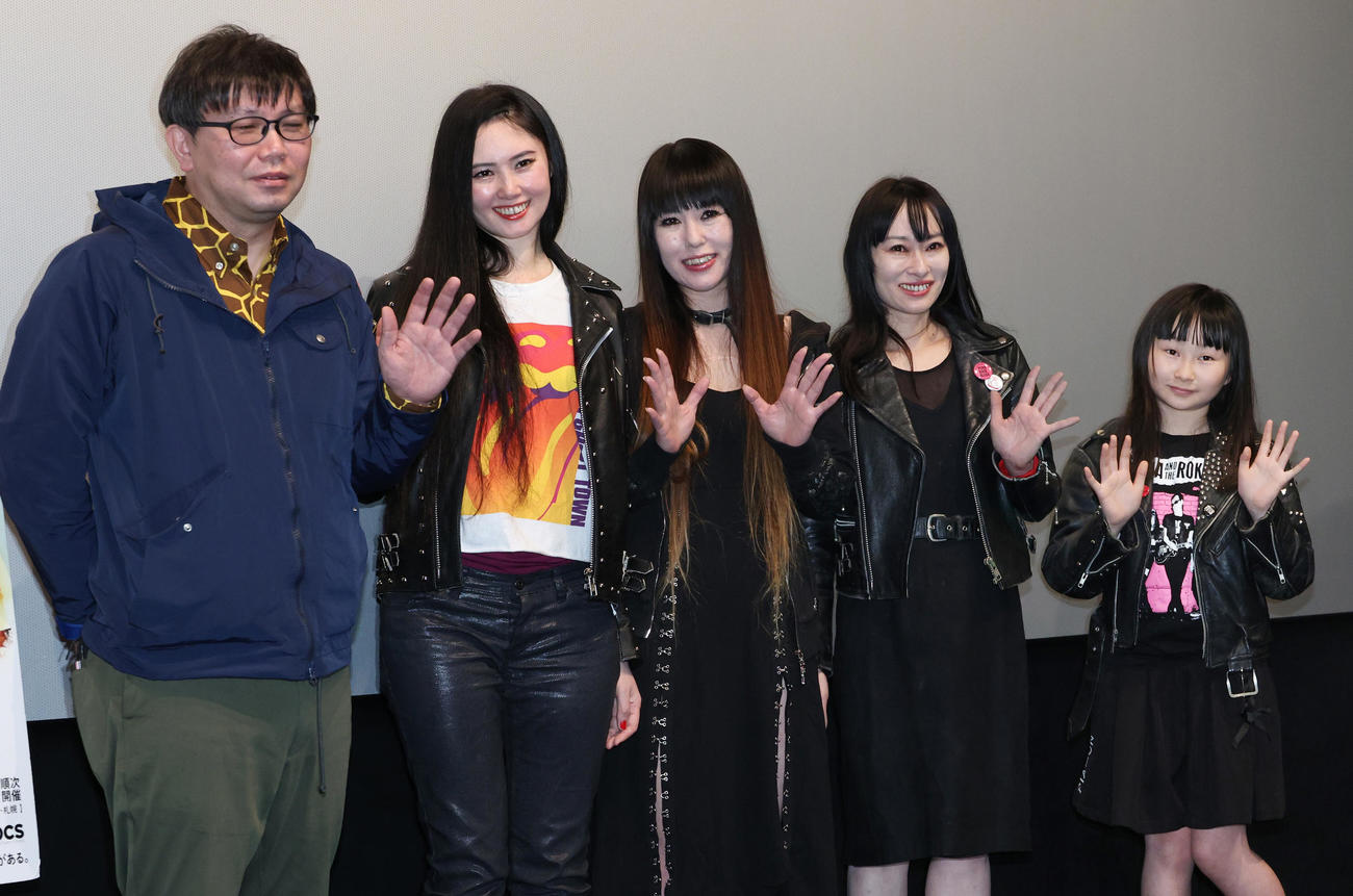 映画「シーナ＆ロケッツ　鮎川誠と家族が見た夢」舞台あいさつを行った、左から寺井到監督、長女・陽子さん、三女・知慧子さん、次女・純子さん、孫・唯子さん（撮影・中島郁夫）