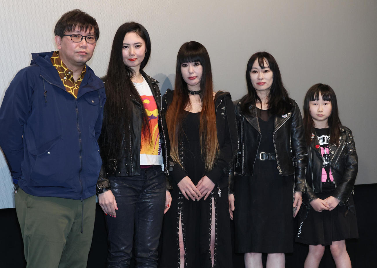 映画「シーナ＆ロケッツ　鮎川誠と家族が見た夢」舞台あいさつを行った、左から寺井到監督、長女・陽子さん、三女・知慧子さん、次女・純子さん、孫・唯子さん（撮影・中島郁夫）