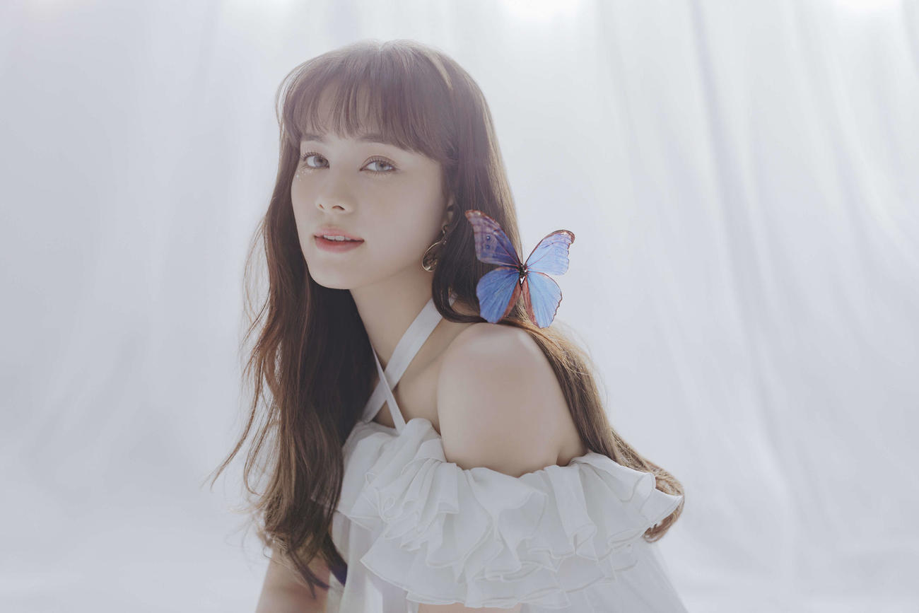 インタビューに応じたNiziUのNINA