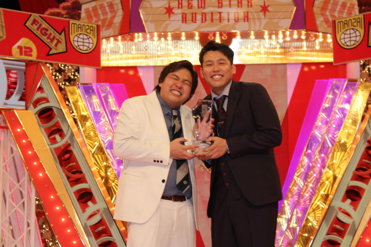 「ytv漫才新人賞」で優勝したダブルヒガシ。大東翔生（左）と東良介