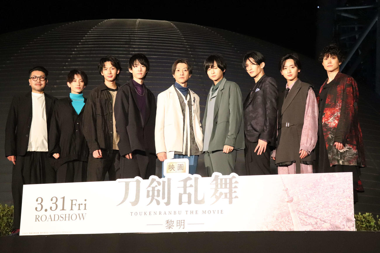 「映画刀剣乱舞－黎明－」点灯式＆完成報告会イベントに登壇した、左から耶雲監督、小西詠斗、佐藤たかみち、和田雅成、鈴木拡樹、荒牧慶彦、、梅津瑞樹、定本楓馬、玉城裕規（撮影・加藤理沙）