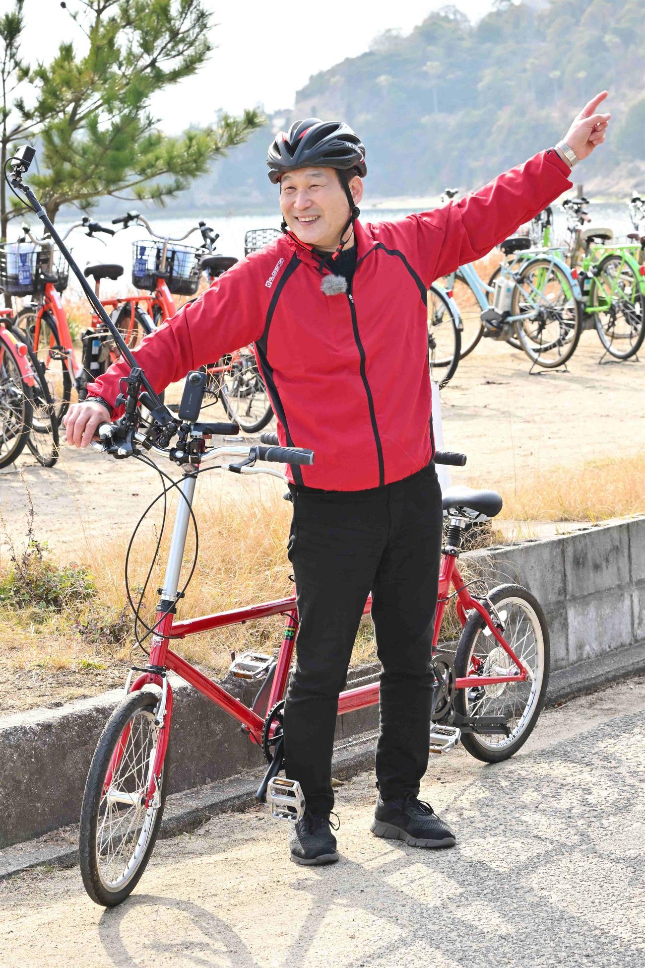 MBSテレビの特番「タンデム自転車おまかせ旅」でタンデム自転車に乗る辛坊治郎氏（C）MBS