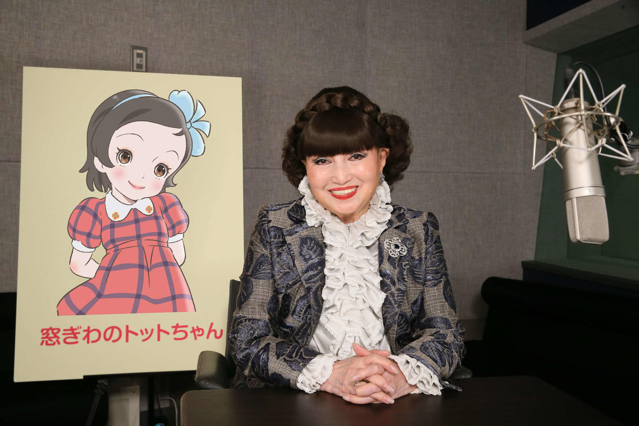 アニメ映画「窓ぎわのトットちゃん」のトットちゃんと並び、笑みを浮かべる黒柳徹子(C)黒柳徹子／2023映画「窓ぎわのトットちゃん」製作委員会　
