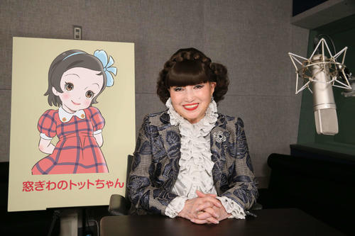 アニメ映画「窓ぎわのトットちゃん」のトットちゃんと並び、笑みを浮かべる黒柳徹子(C)黒柳徹子／2023映画「窓ぎわのトットちゃん」製作委員会　