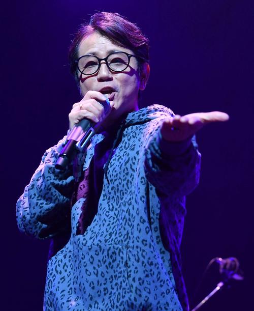 ツアーで熱唱する藤井フミヤ（2020年10月撮影）