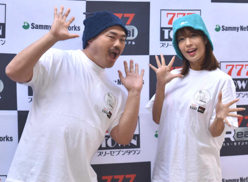 「777シリーズ×サウナ＆カプセルホテル北欧　コラボレーション企画　お披露目イベント」に参加したクロちゃんと橋本梨菜