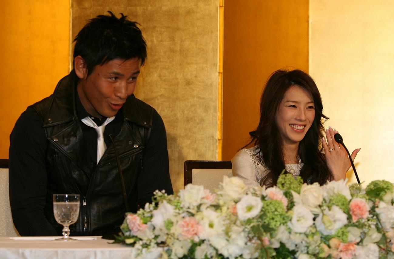 魔裟斗と入籍した矢沢心（右）は会見で婚約指輪を披露する（07年2月撮影）