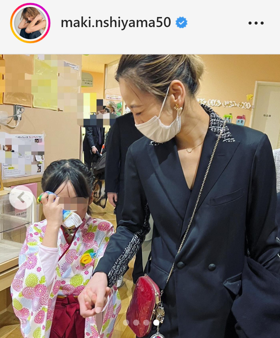 卒園式で涙をぬぐう娘に寄り添う西山茉希（西山茉希のインスタグラムから）