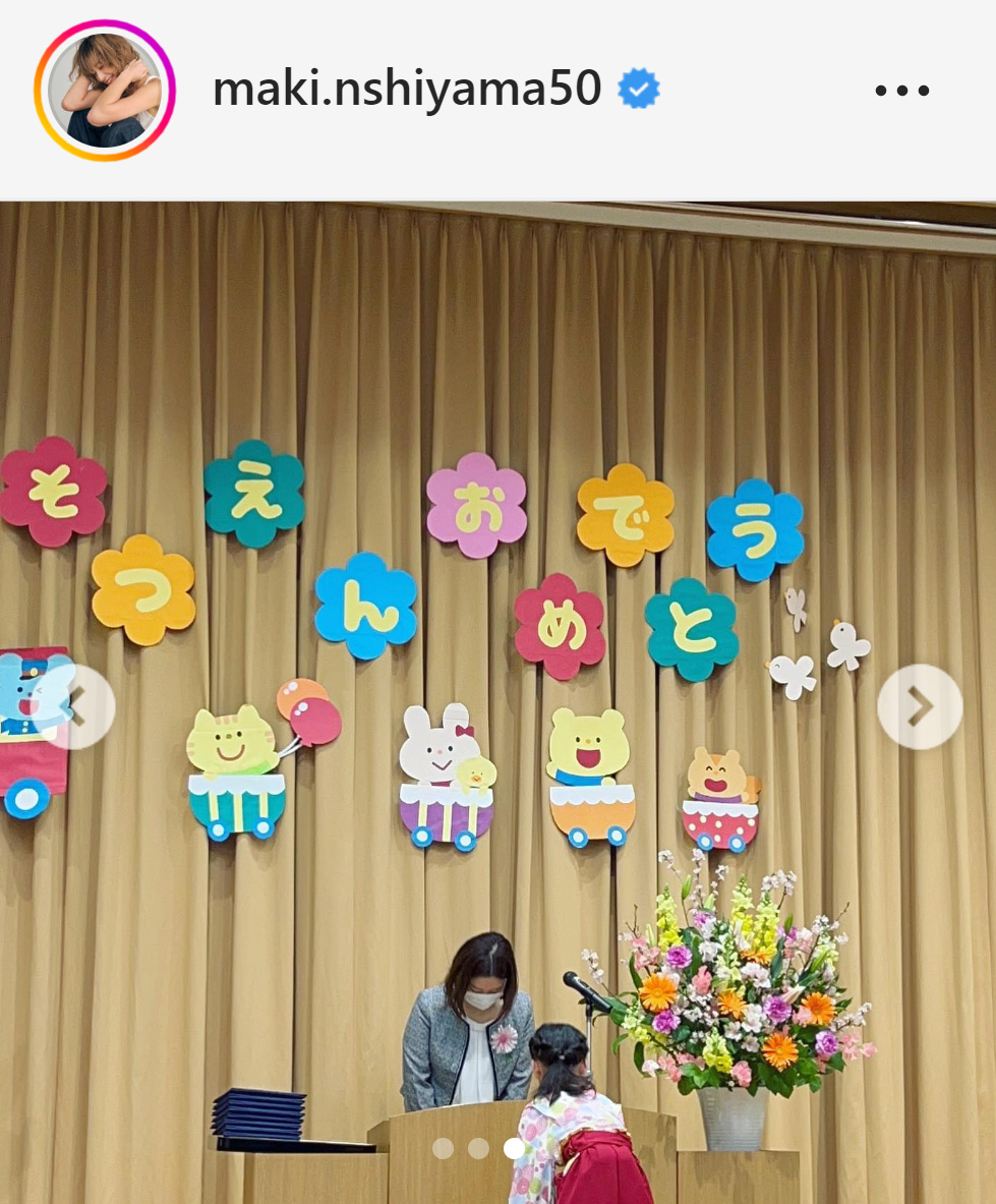 卒園式で登壇する西山茉希の娘（西山茉希のインスタグラムから）